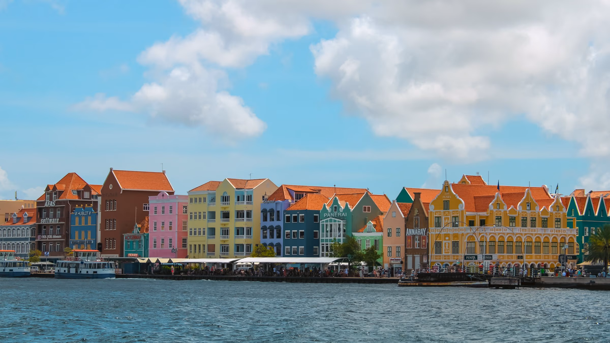 อาคารสีสันสดใสริมน้ำย่านฮันเดลสกาเดอ เมืองวิลเลมสตัด เกาะคูราเซา