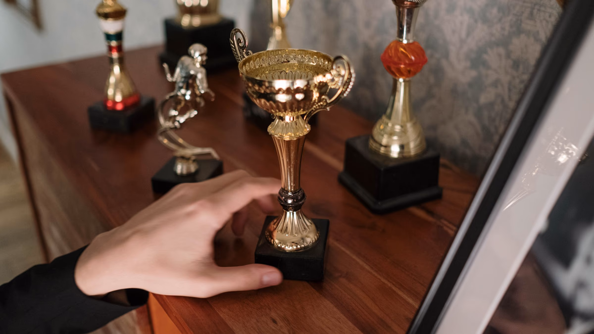 ถ้วยรางวัลฟุตบอลสีทองตั้งโชว์ในบรรยากาศพิธีมอบรางวัล