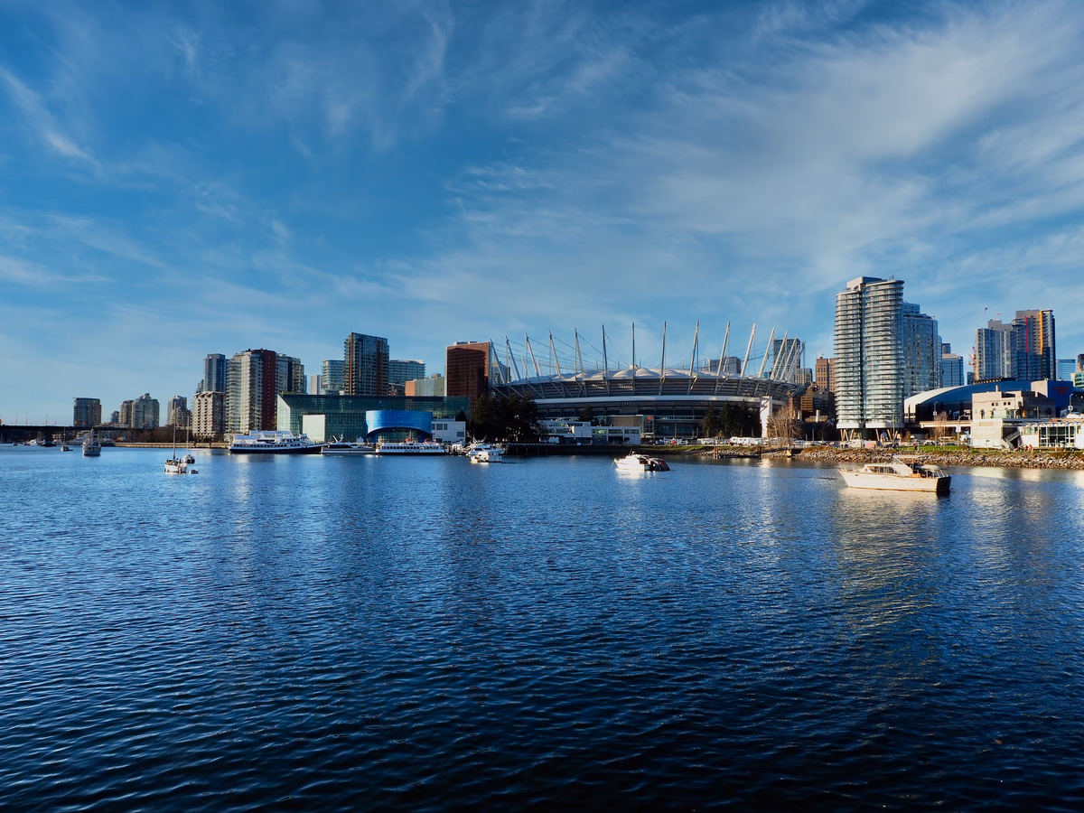 เส้นขอบฟ้าเมืองแวนคูเวอร์มองข้ามอ่าวเห็นสนาม BC Place